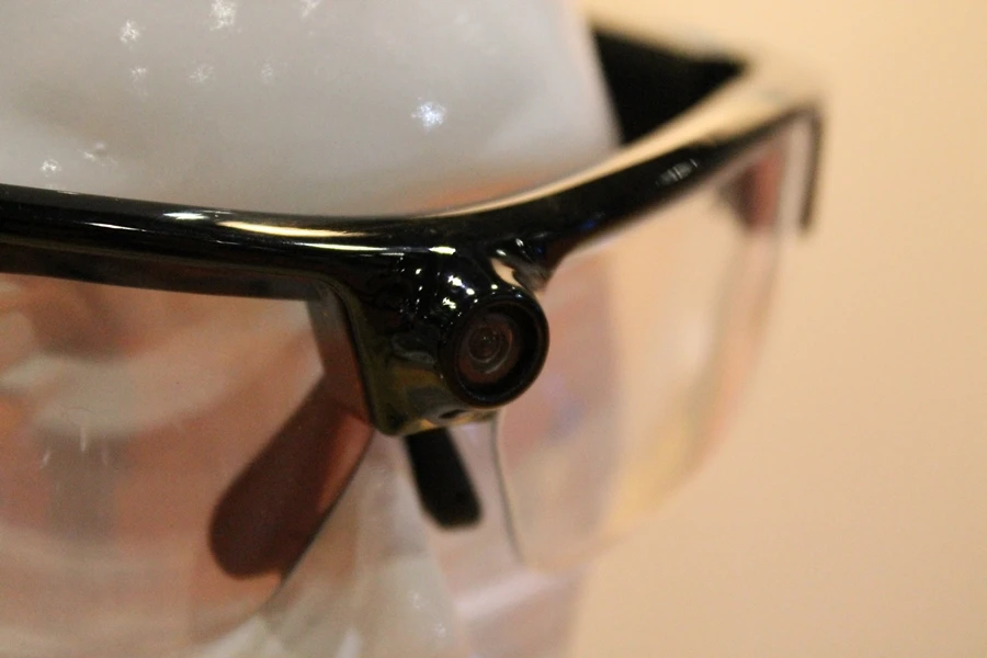 The Sports Glass can capture still images at up to 15 MP (Photo: Stu Robarts/Gizmag.com)