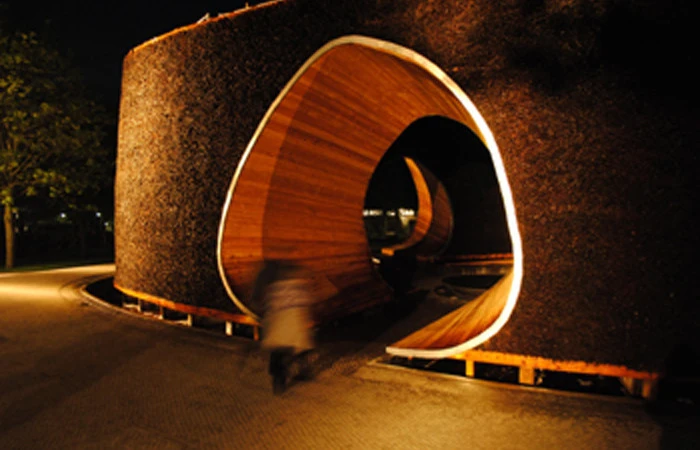 The relaxation zones are joined through tunnel entrances that give the impression that the resort has been carved out of a mammoth tree trunk (image by Lutzow 7)
