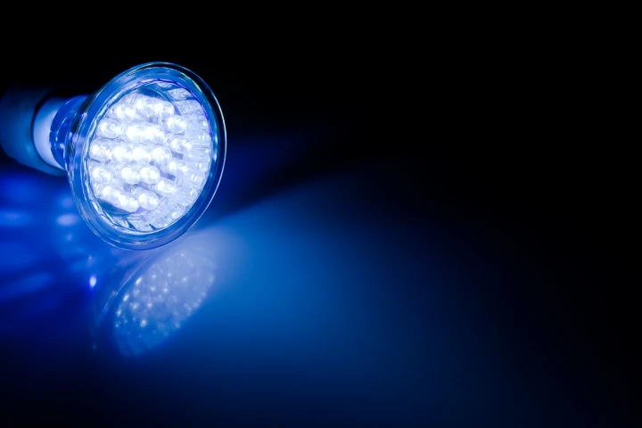 A new study suggest blue light may be able to alleviate some symptoms for concussion victims