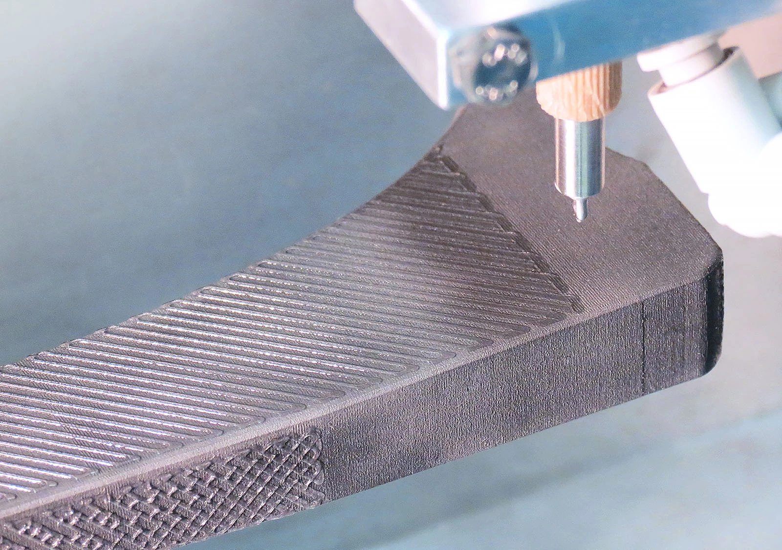 A 3D printer applies the dopamine-based adhesive to the three-dimensional titanium shaft of a hip joint