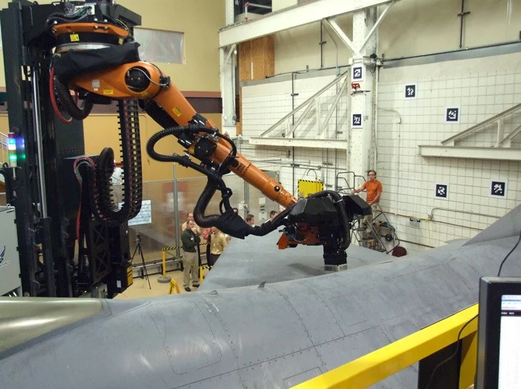 Manipulator arm following the wing surface