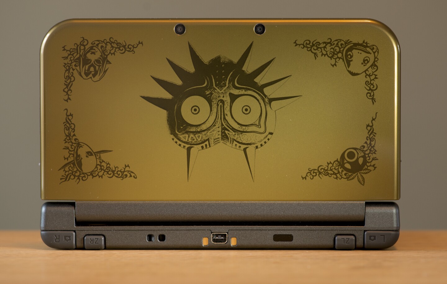 The extra buttons on the New 3DS Majora's Mask edition (Photo: Simon Crisp/Gizmag.com)