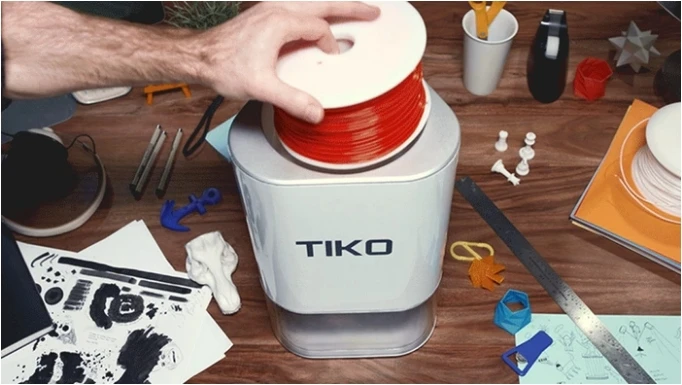 The filament spools can be inserted from the top of the printer