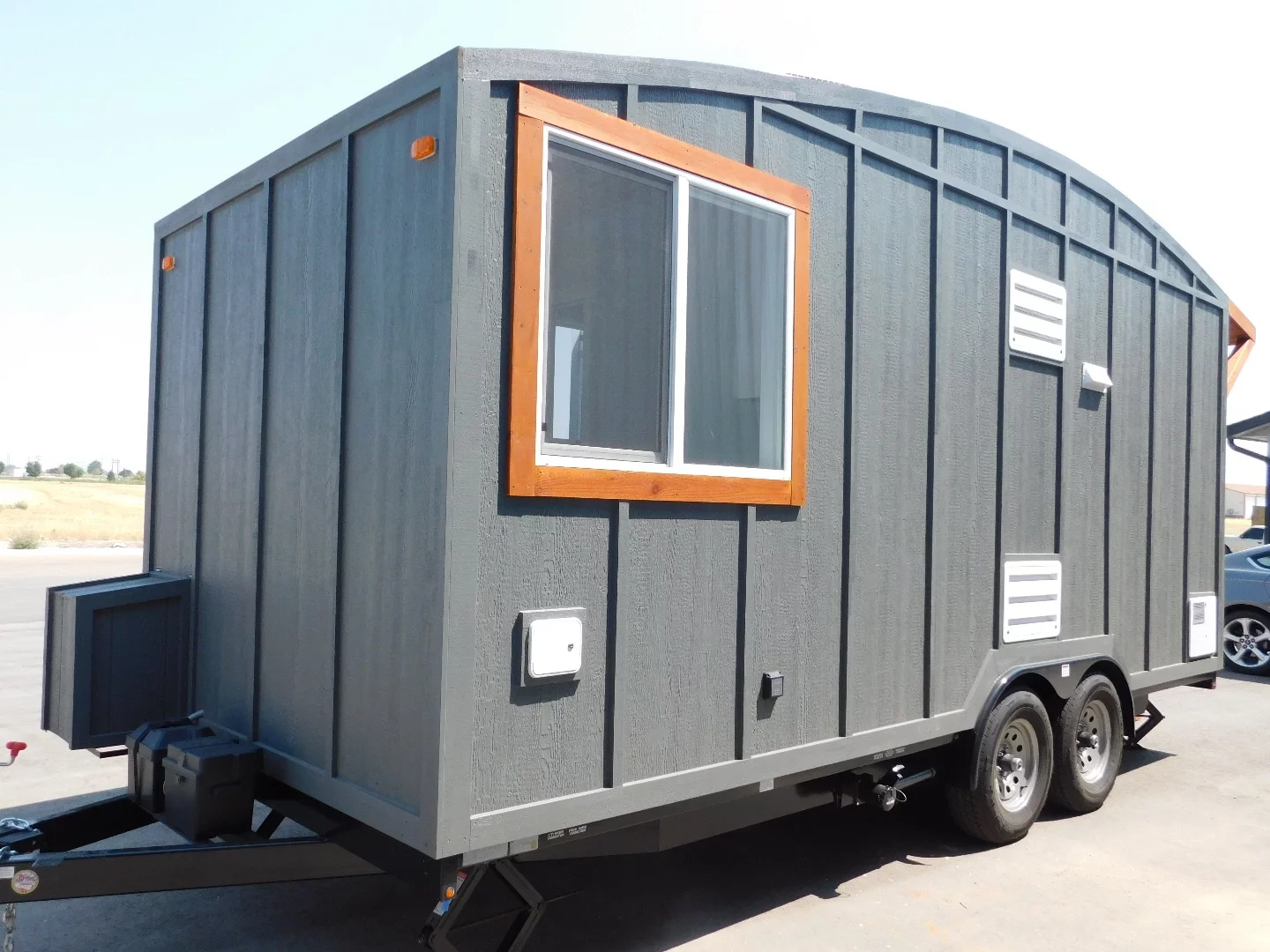 The Ozark measures just 20 ft (6 m)-long and is based on a triple-axle trailer