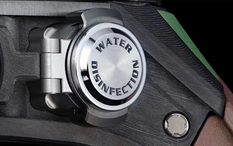 The RM 25-01 has a compartment for water purification tablets