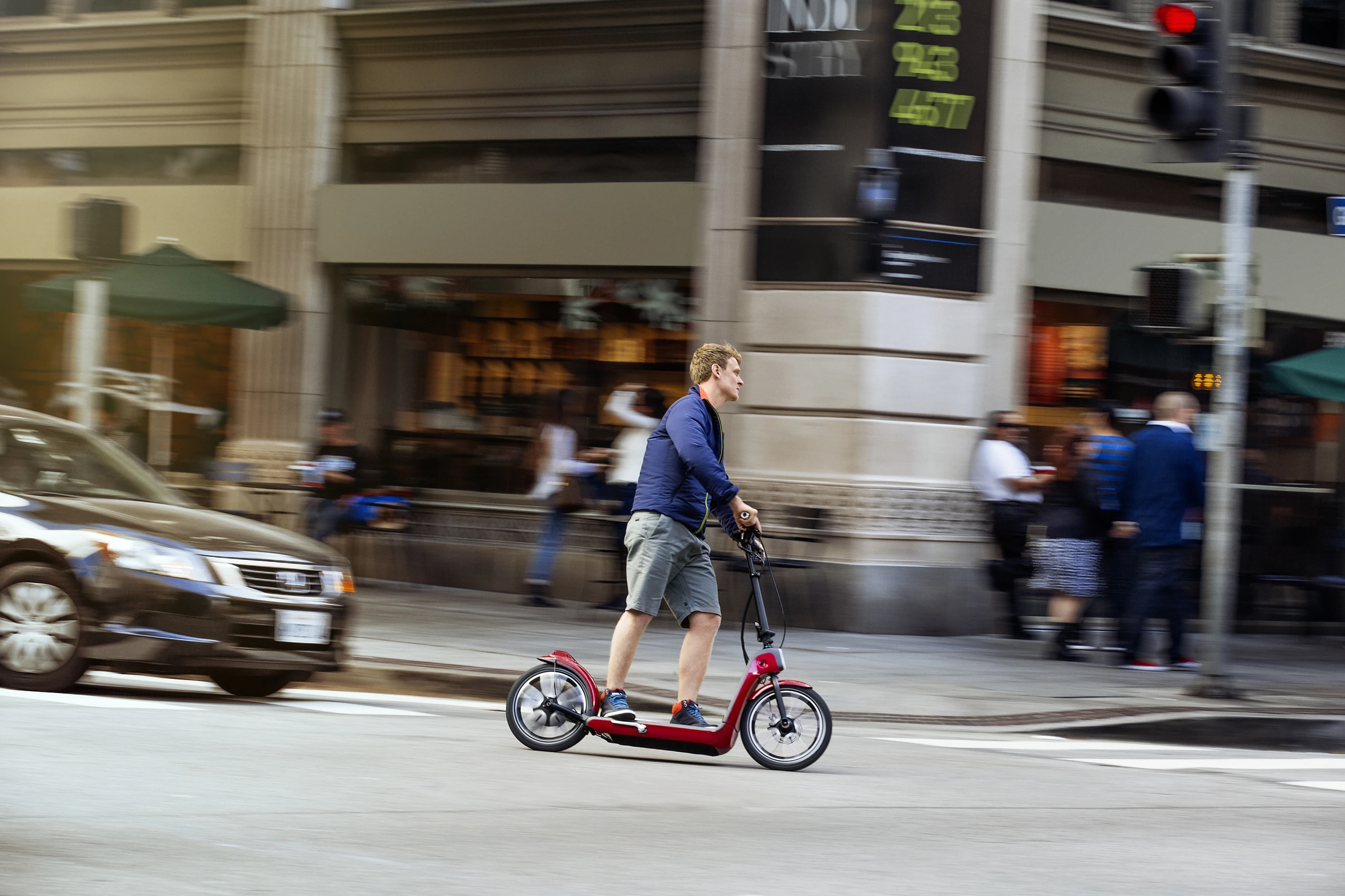 Acceleration is thumb-operated and driven by a gearless hub motor in the rear wheel that is claimed to allow a top speed of 25 km/h (15 mph)
