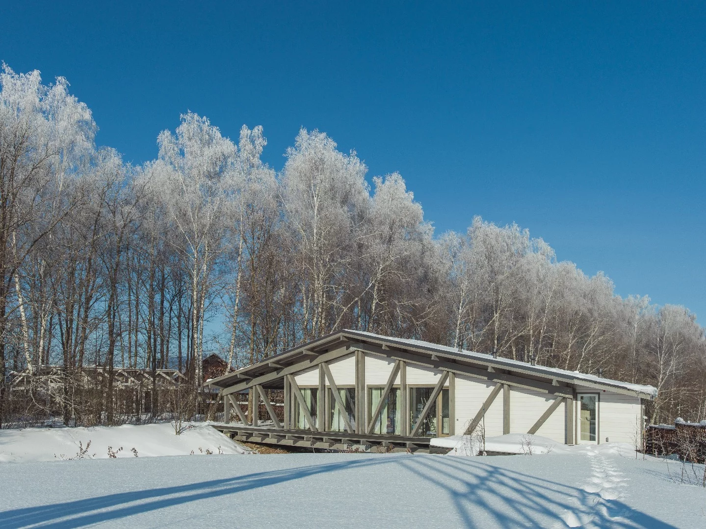 Bridge House's large amounts of foam insulation means it doesn't require heating even in temperatures of -15° C (5° F)