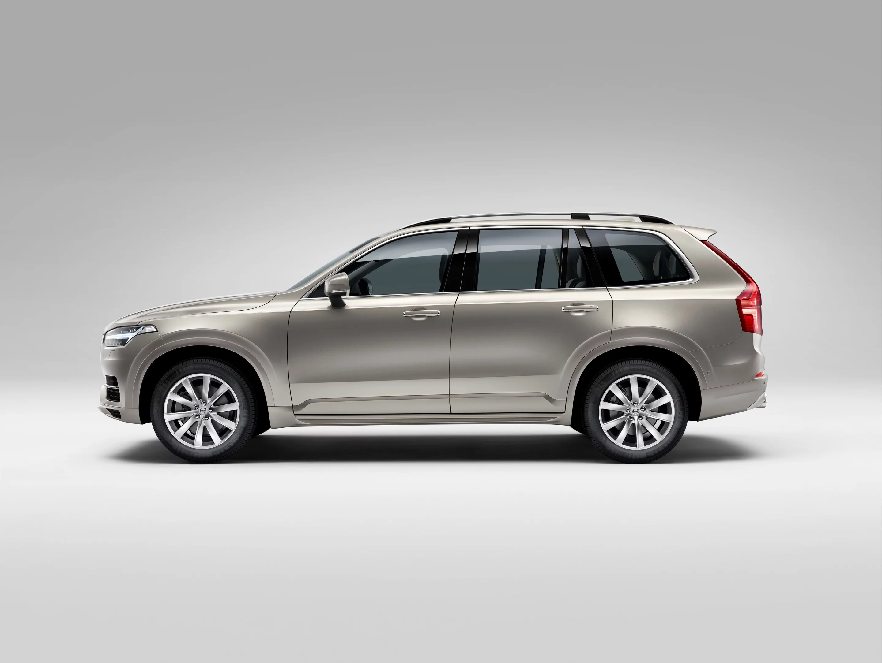 The XC90 carries a silhouette similar to that of its predecessor