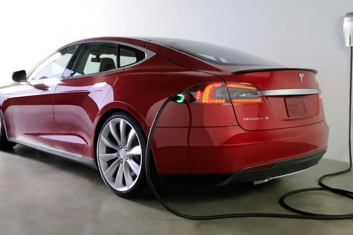 Projected figures show the Gigafactory producing 500,000 units per year by 2020, with expected battery cell output of 35 GWh/yr and battery pack output figures of 50 GWh/yr