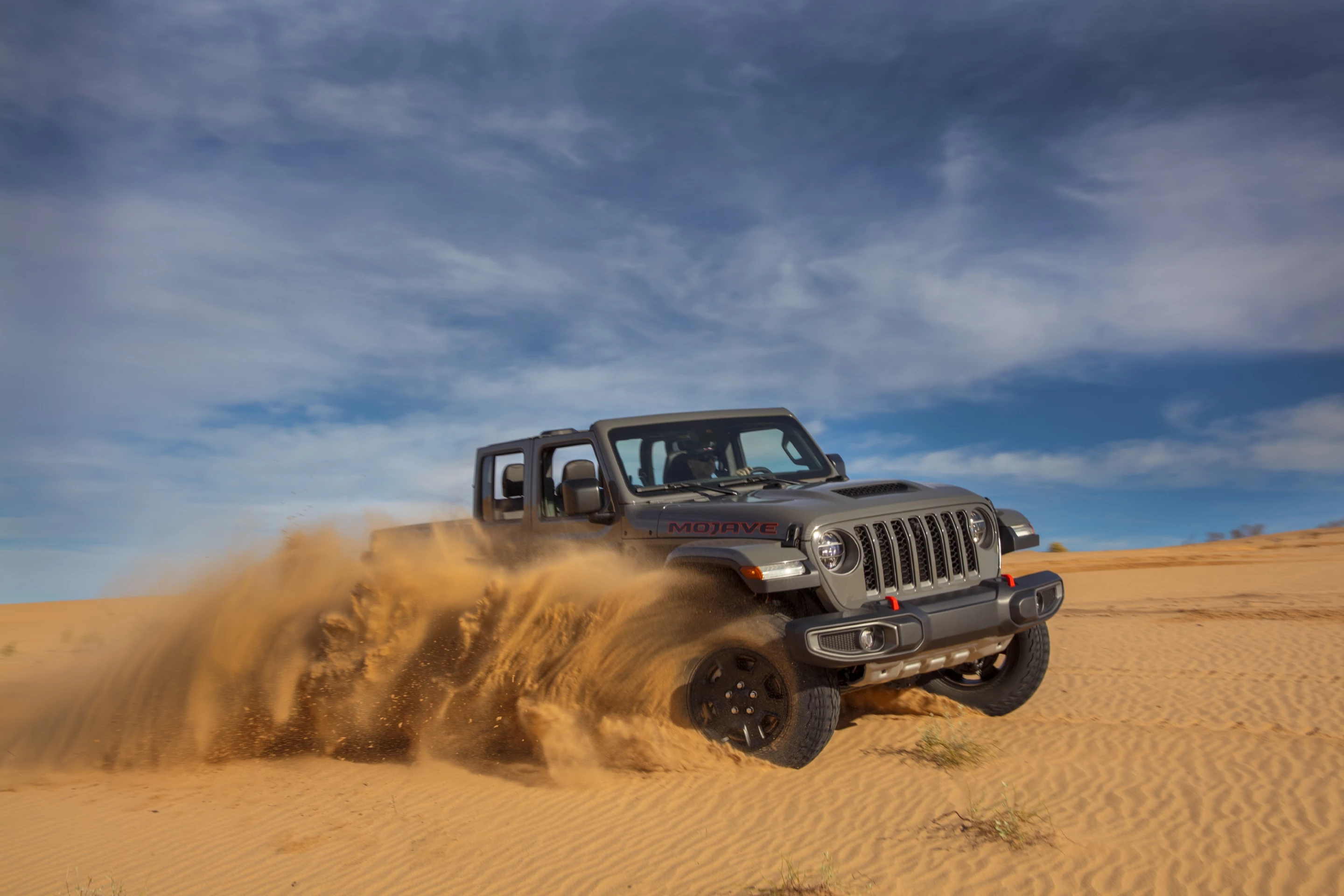 Front and rear external shock reservoirs keep shock fluid cool, preventing shock fade during long runs through the hot desert at high speed