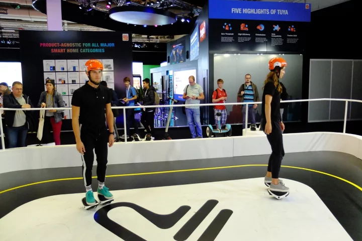 Segway's dancers demonstrate how good the Drift W1 e-Skates can be... on the right feet