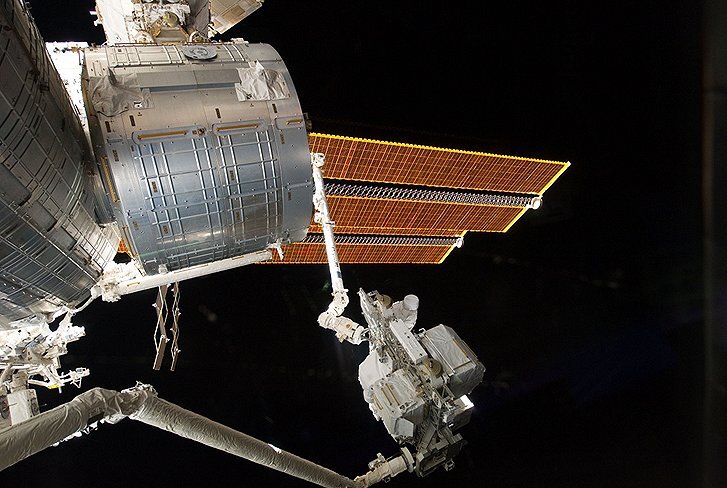KidsArm uses much of the same technology as the space shuttle Endeavour's robotic Canadarm, seen here handing a part to the ISS Canadarm2 (Photo: NASA)