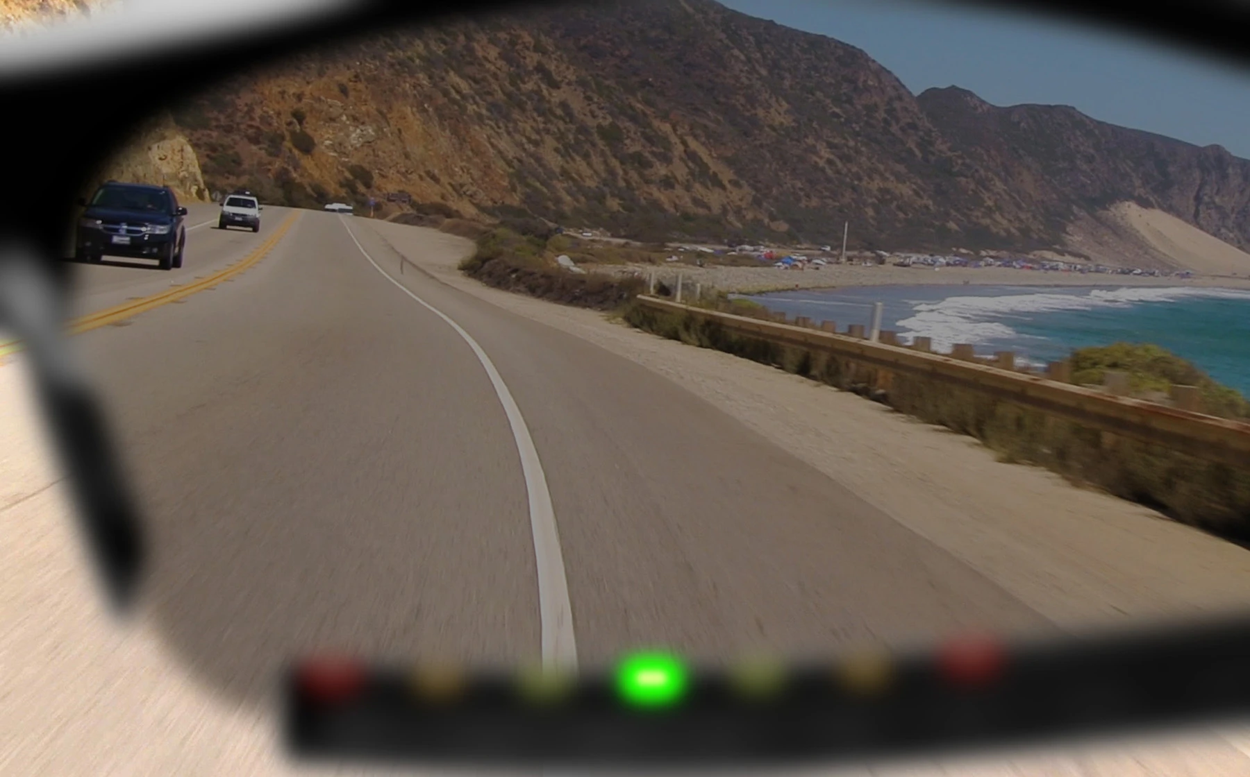 Instead of complex graphic visuals that might cause cyclists to look away from the road ahead at a critical moment, Sportiiiis feeds back performance information via 7 LEDs outside the primary vision zone