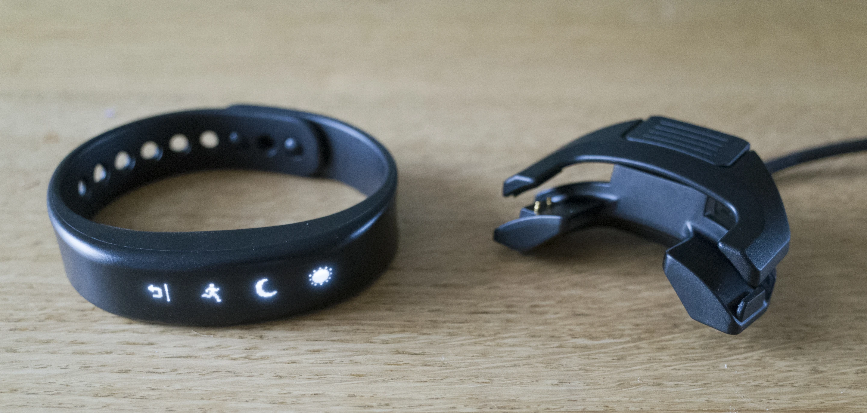 The Garmin Vivosmart pictured with its USB charger (Photo: Simon Crisp/Gizmag.com)