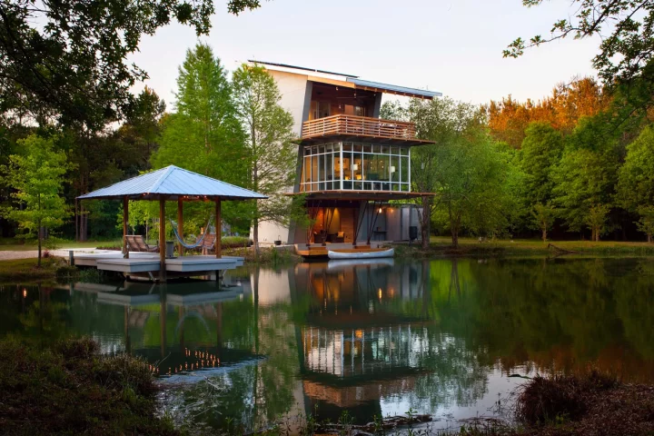 Pond House features a total floorspace of 1,250 sq ft (116 sq m), spread over three floors
