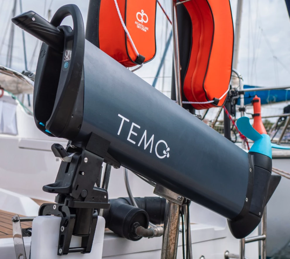 The Temo 1000 swivels around on its rotating clamp head, moving fully out of the water and even over top the deck