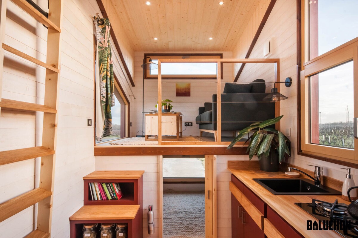 The Tiny house L'île au Trésor has a raised living room
