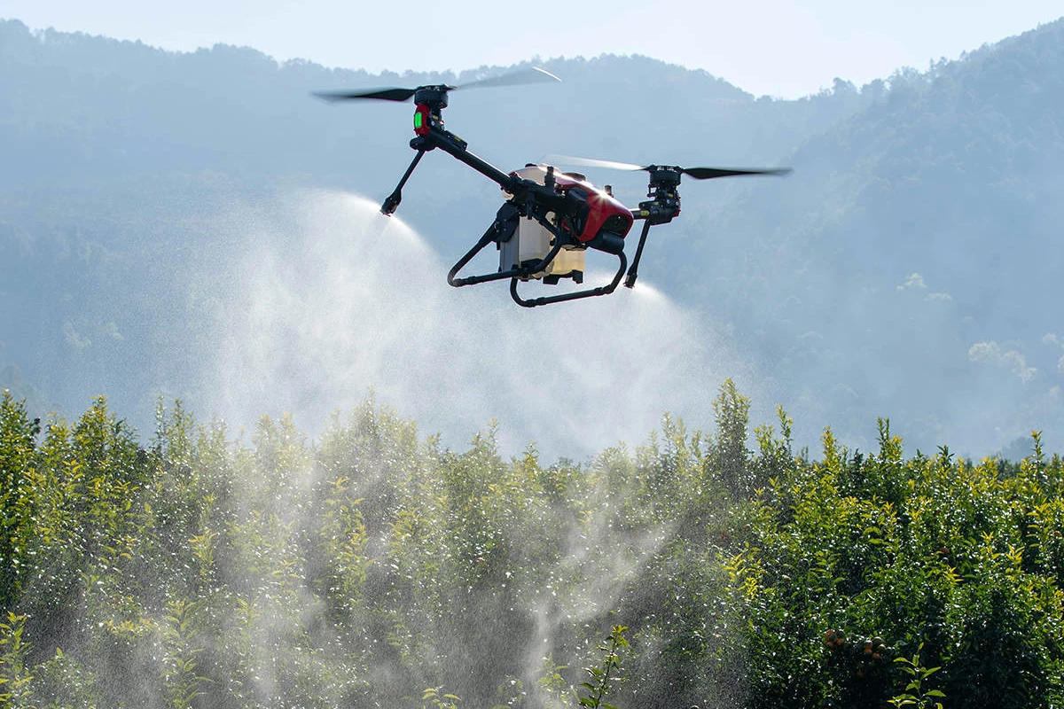 The V40 has a spray rate of 10 liters (2.6 gal) per minute, and can dispense seeds at a rate of 40 kg (88 lb) per minute
