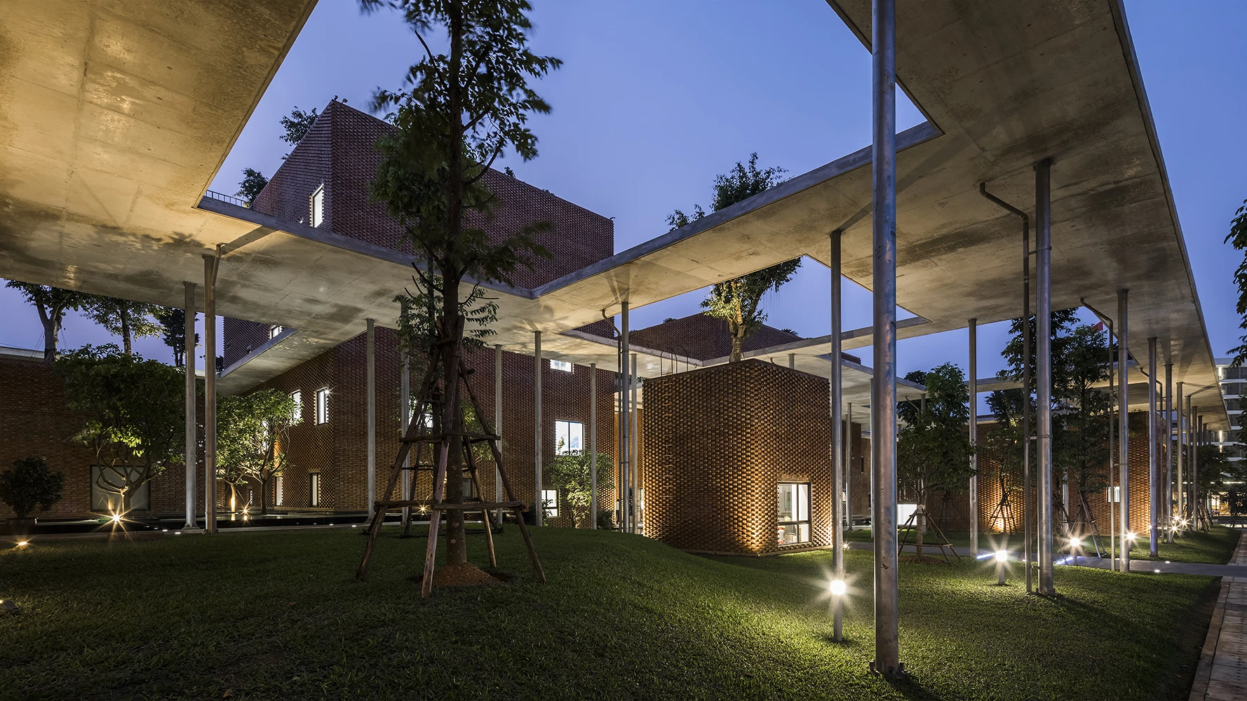 The Viettel Academy Educational Centre also features an abundance of greenery, including hanging gardens and roof gardens