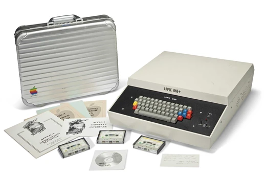 The model on offer comes with a rare first manual, as issued by Apple, which is said to be in very good condition
