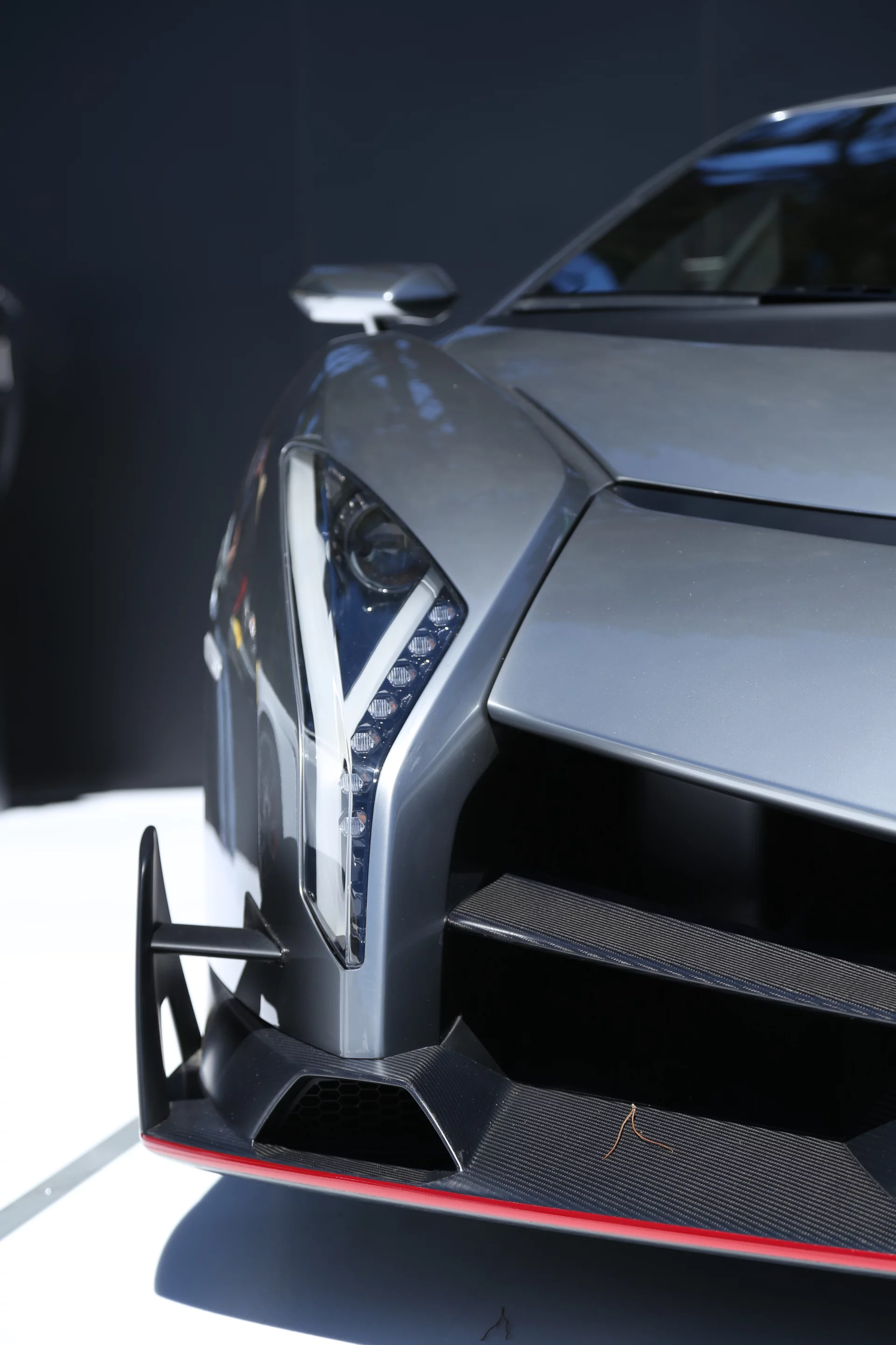 Carbon fiber is spread throughout the Veneno's veins and exterior body treatments (Photo: Angus MacKenzie/Gizmag.com)