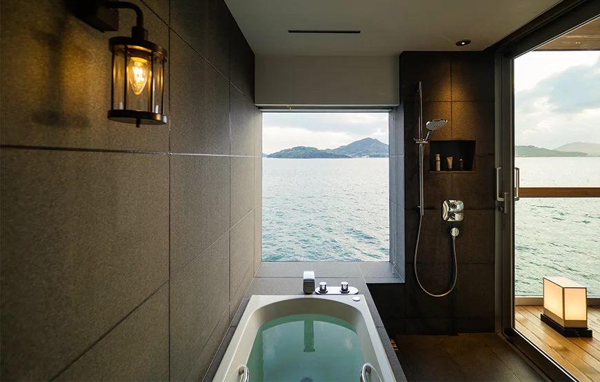The boutique bathroom on-board the Guntu