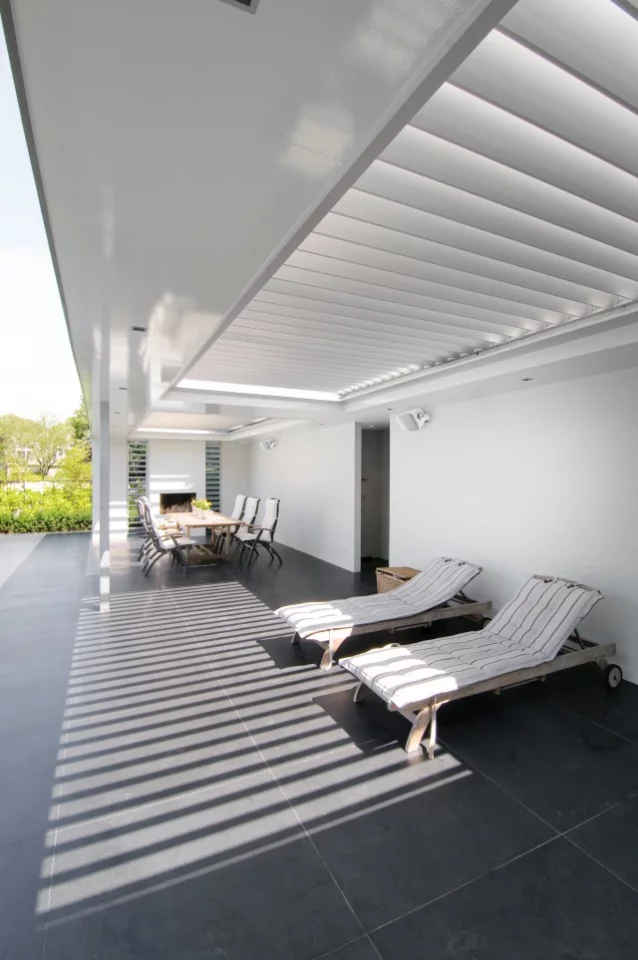 B&W says that the inverted drive unit configuration ensures optimum audio delivery when the unit is mounted high on a wall