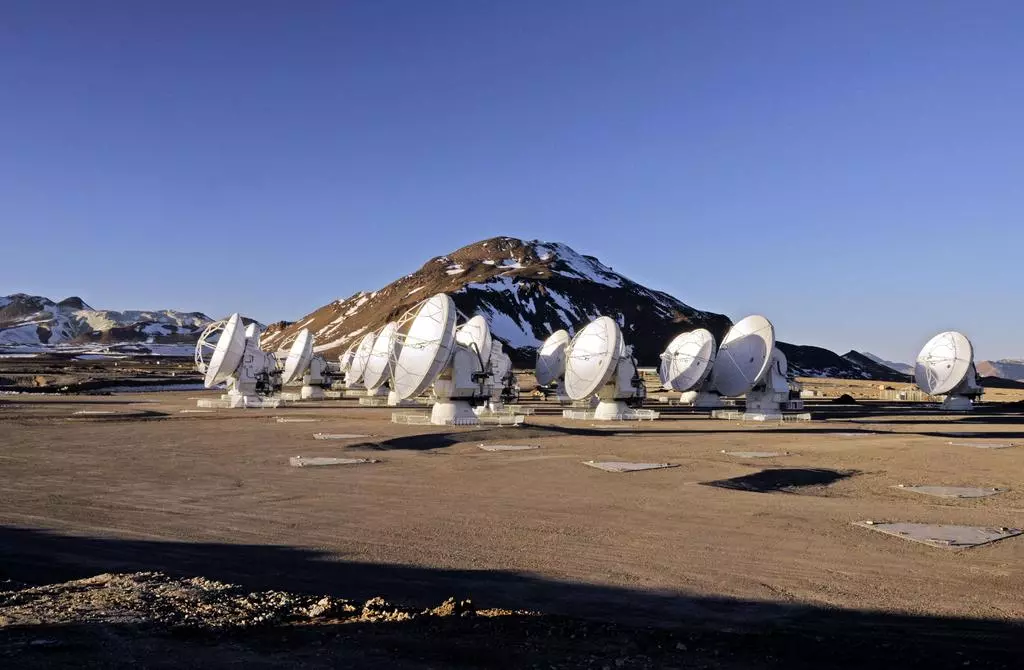ALMA antennas on the Chajnantor Plateau. Photo: ALMA (ESO/NAOJ/NRAO)/W. Garnier (ALMA)