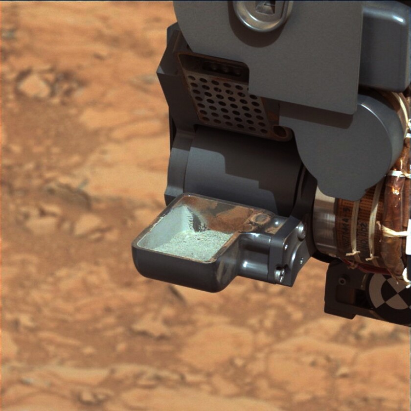 First Curiosity drilling sample in the scoop (Image: NASA/JPL-Caltech/MSSS)