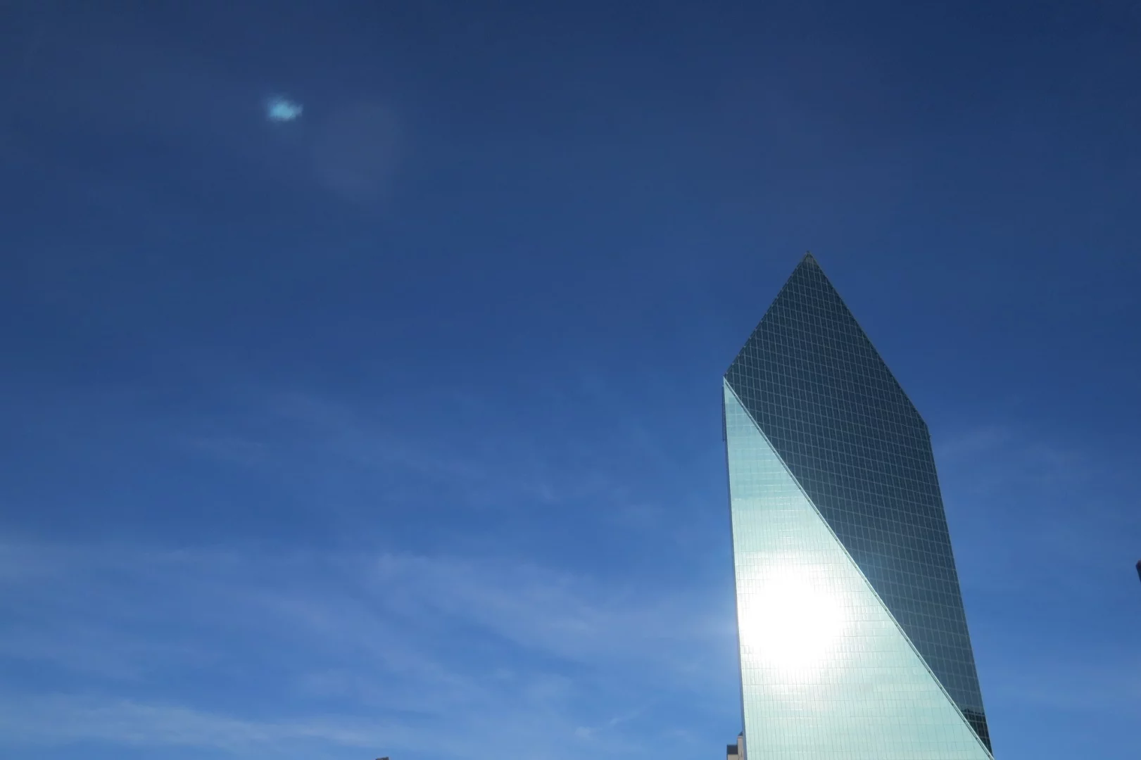 Fountain Place, an incredible 60-story skyscraper, was completed in 1986 and designed in a unique prism shape resulting in the building having a number of different profiles depending on the direction it is being viewed from (Credit: Ithamalfonso,melog (CC BY SA 4.0))