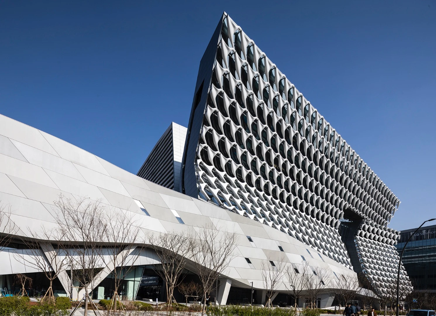 The Kolon One & Only Tower has a total floorspace of 820,000 sq ft (76,180 sq m), which is primarily shared between office and laboratory space