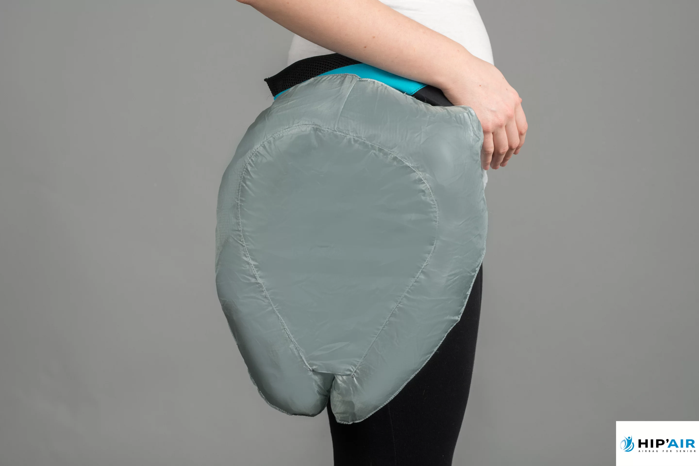 When activated, the Hip'Air belt protects the left and right hip areas with inflated airbags