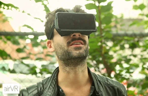 The AirVR headset houses your mobile device inside, with two aspheric lenses to enable focus on the screen at close proximity