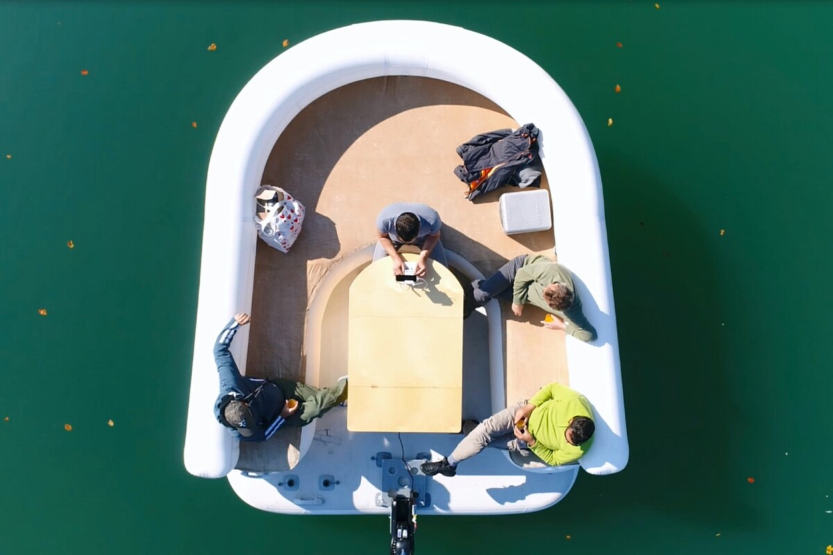 The large U-shaped layout has room for 15 people to lounge around a central table