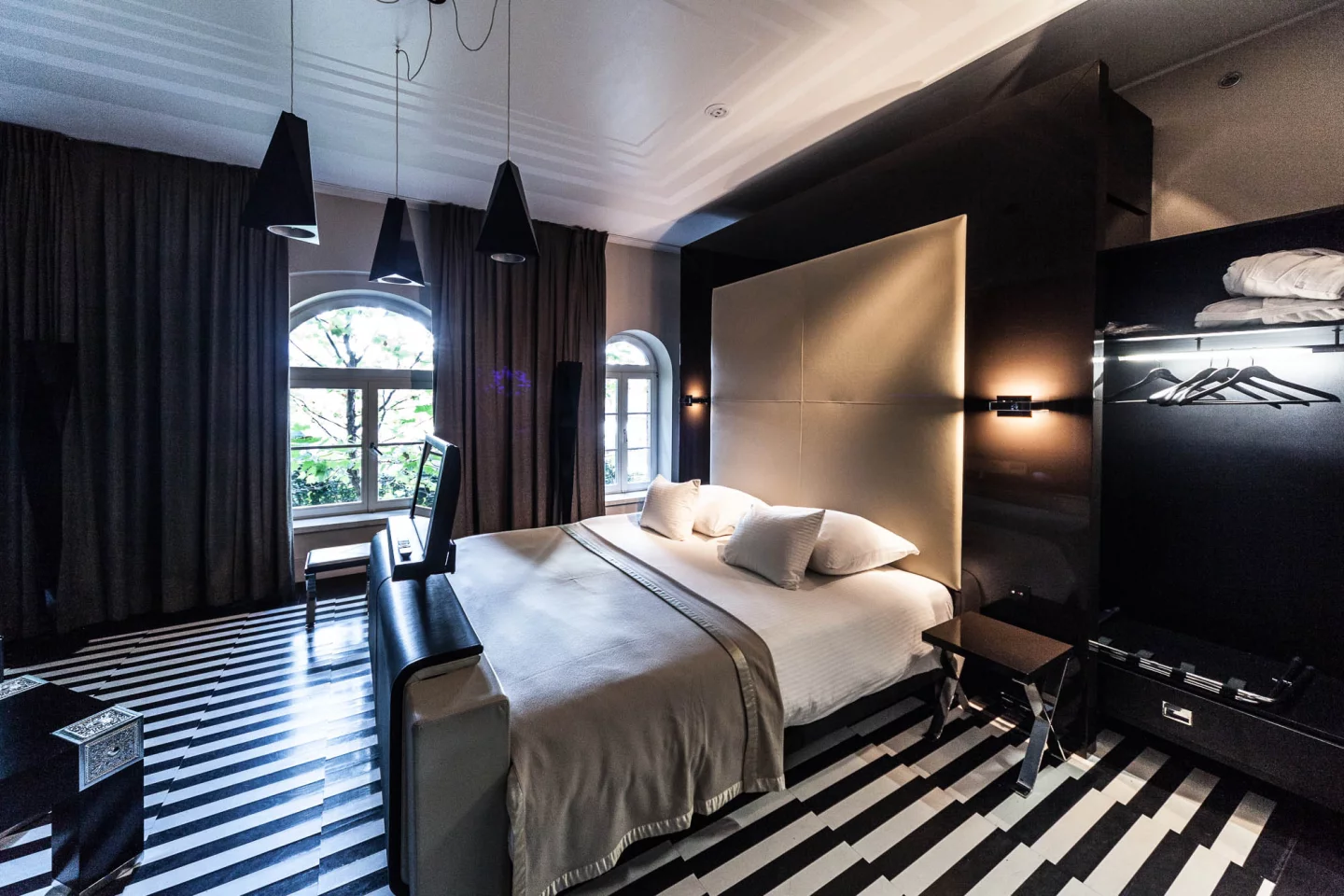 Blow Up Hall: black and white room interior (Photo: Loz Blain/gizmag.com)