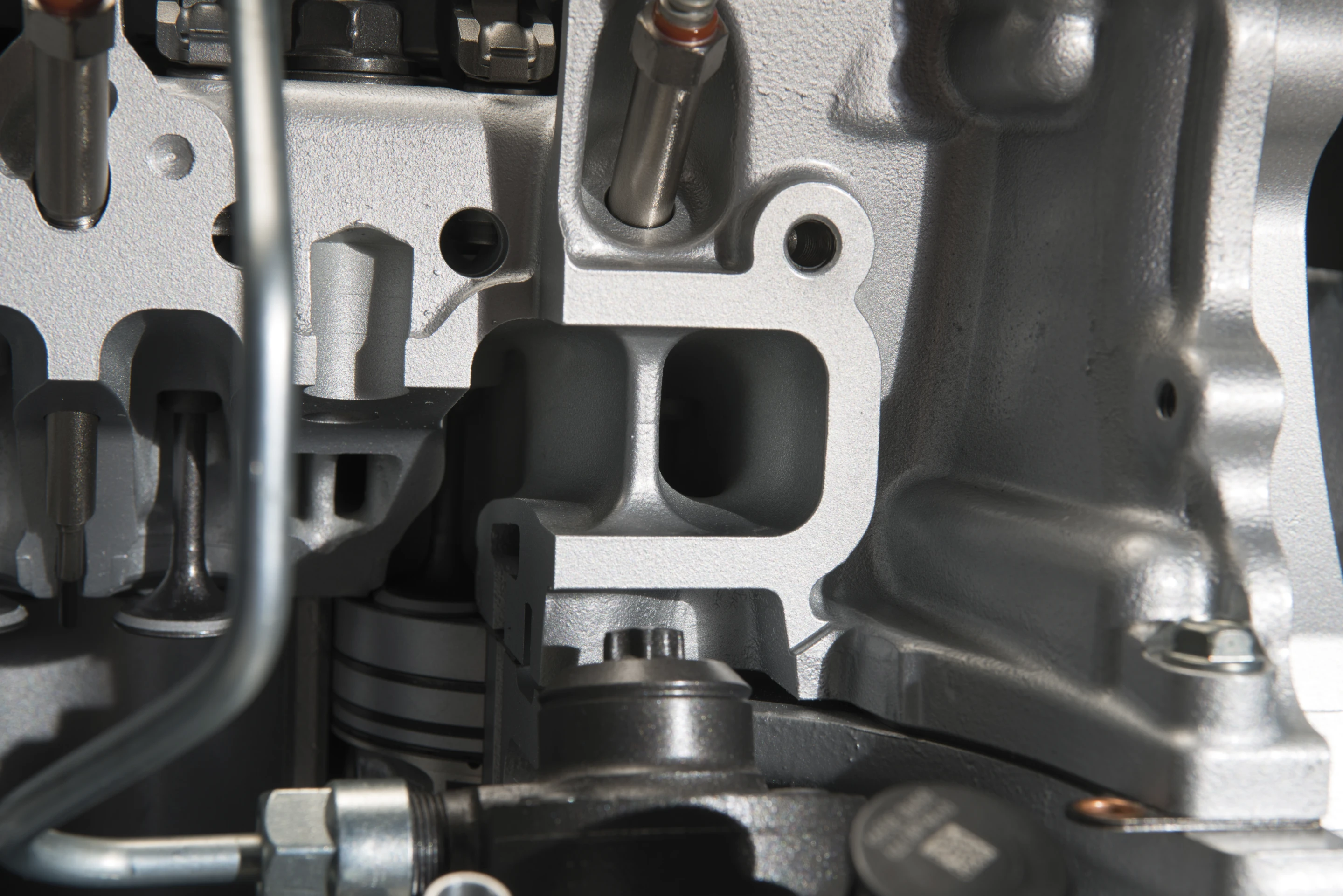 The 1.6-liter i-DTEC engine high swirl head port inlet