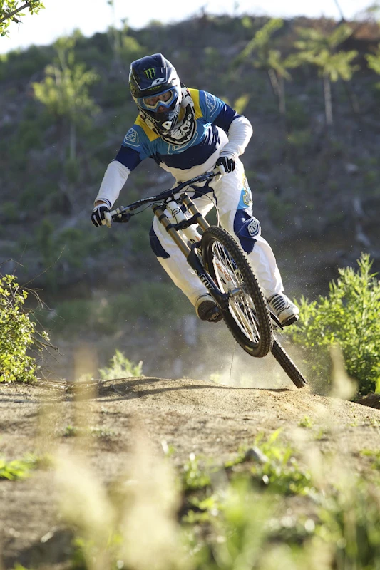 The Zerode G-1 mountain bike incorporates a mid-bike-mounted internal geared hub, which is said to allow it to perform better than a regular MTB in a variety of ways
