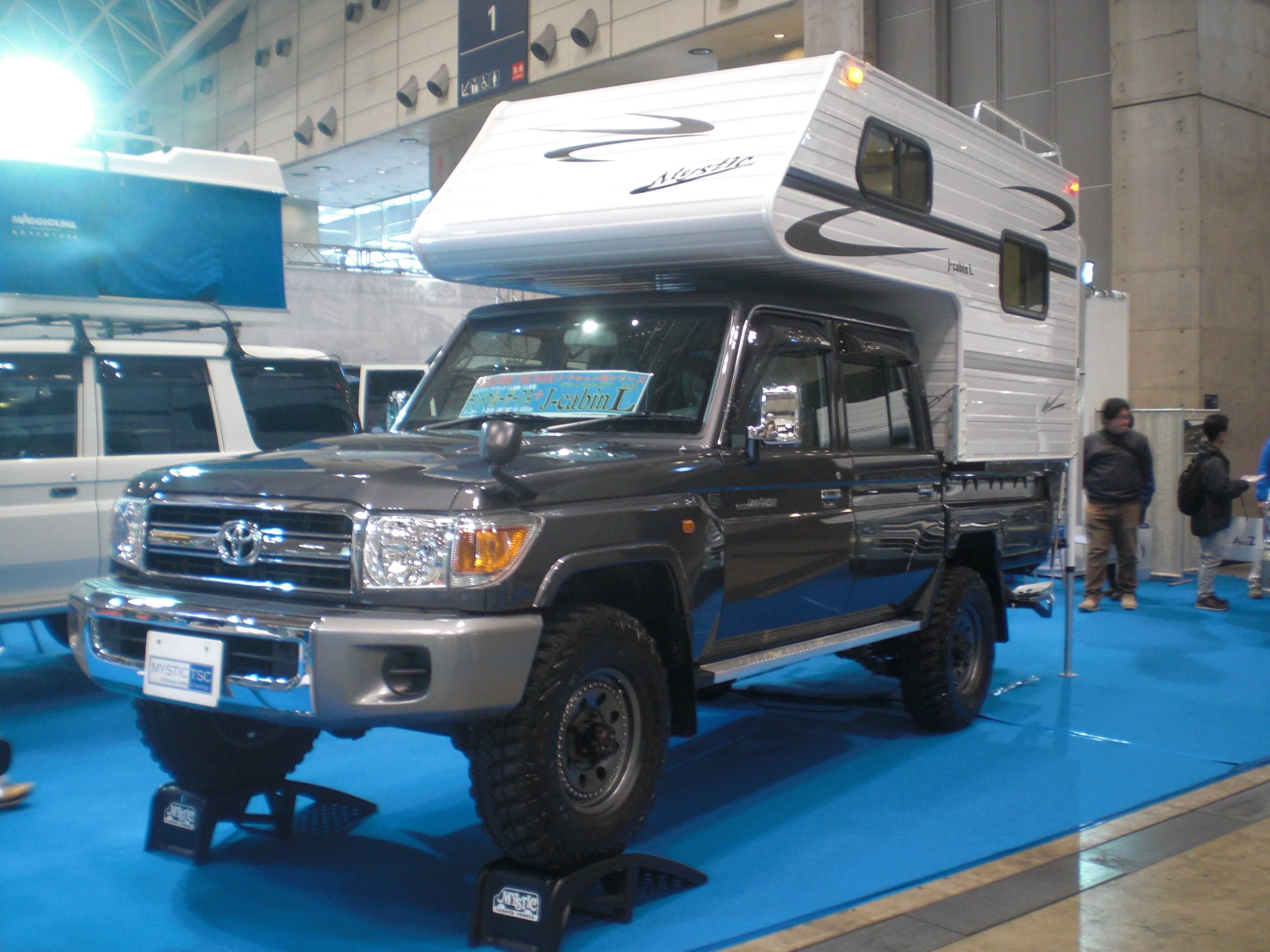 The J-cabin L mounted on the back of a Toyota Land Cruiser (Photo: Stephen Clemenger/Gizmag.com)