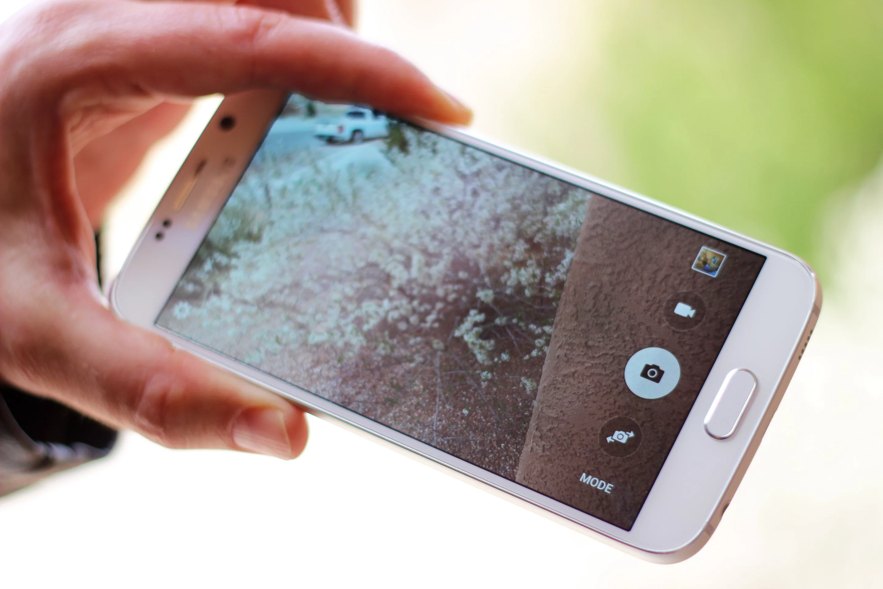 Snapping pictures with the Galaxy S6's ultra-fast camera (Photo: Will Shanklin/Gizmag.com)