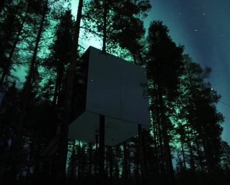 The Mirrorcube with the Arctic Lights