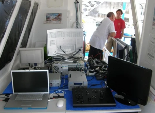 The OceanoCam can be operated remotely with a simple laptop and a joystick.