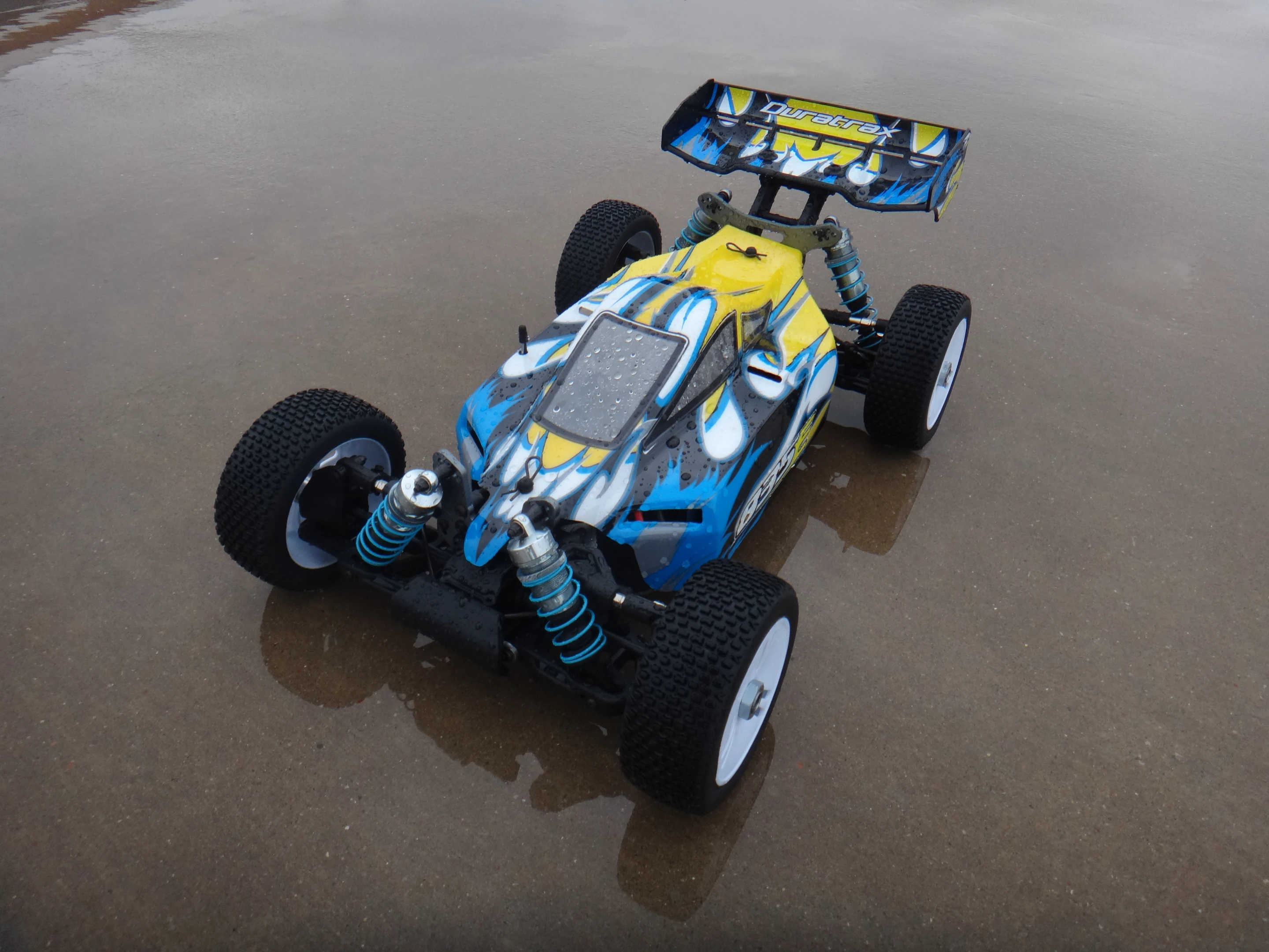Gizmag tries out the speedy and resilient Duratrax 835E R/C buggy