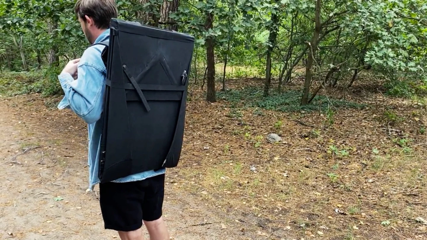 The CLR is said to weigh 6 kg (13 lb)