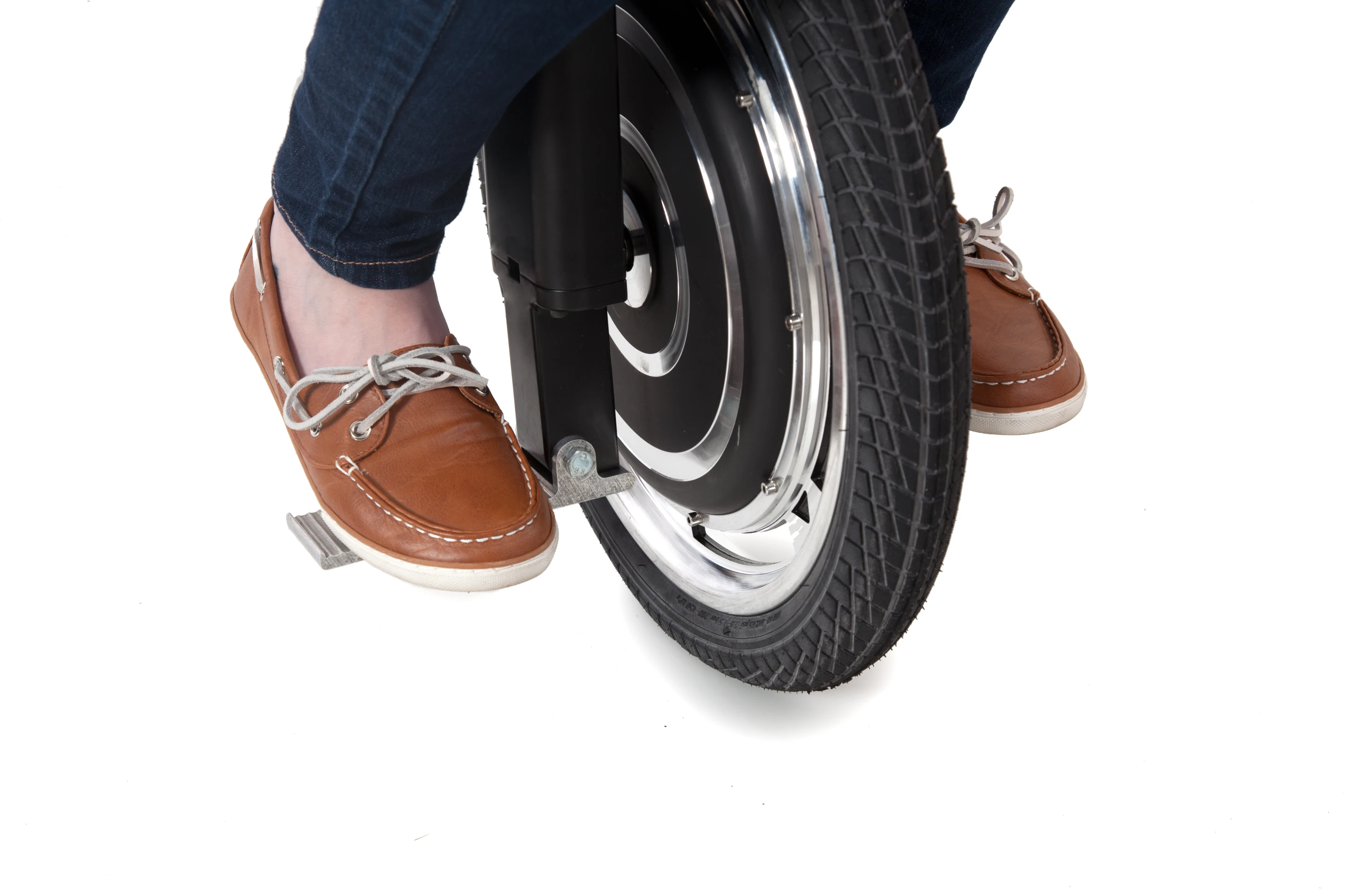 The 1000-Watt BLDC electric hub motor offers a top speed of 15 mph and zero to 10 mph in just 3 seconds