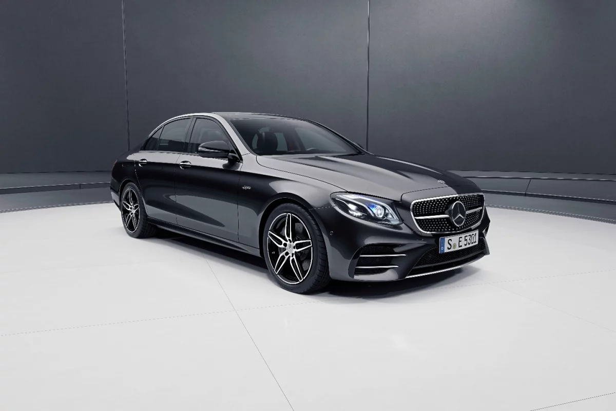 The all-new AMG E 53 sedan can be distinguished by a redesigned twin-blade radiator grille, the power bulges in the bonnet and the optional 5-spoke 20-inch AMG performance wheels