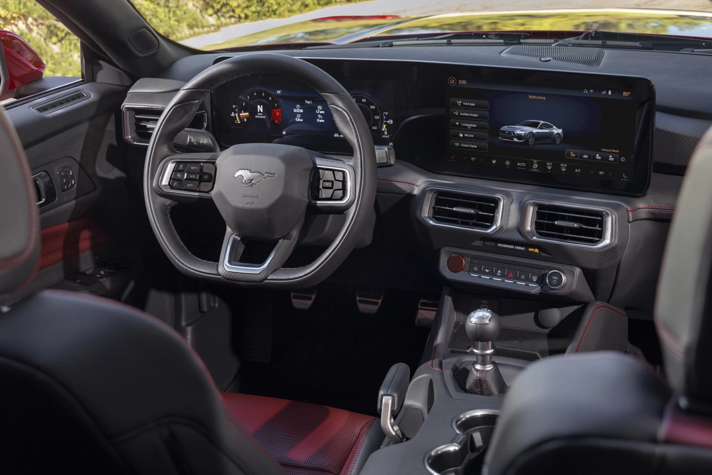 The optional curved stretched screen combines the instrument panel and infotainment screen into one body