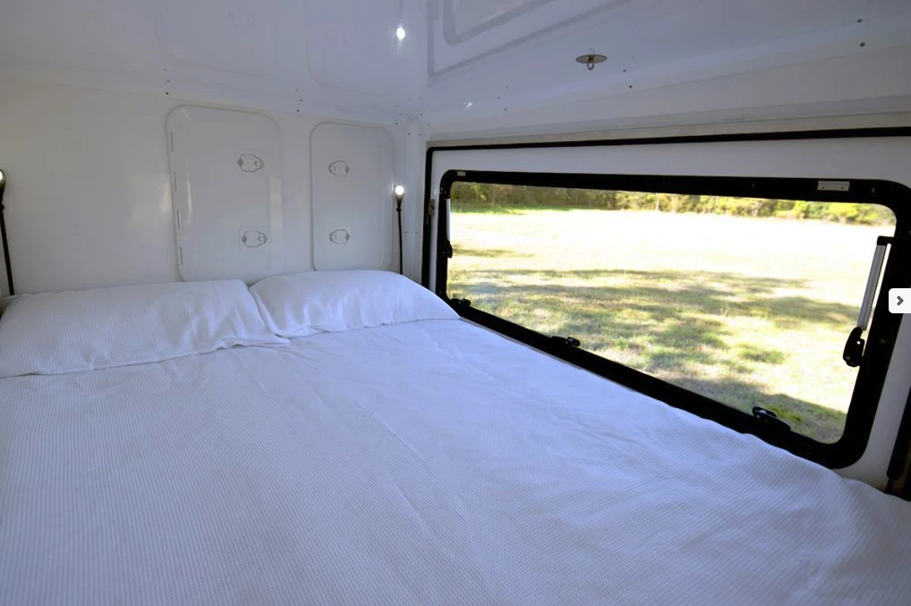 Whether open or closed, that large window creates a serious connection with the great outdoors