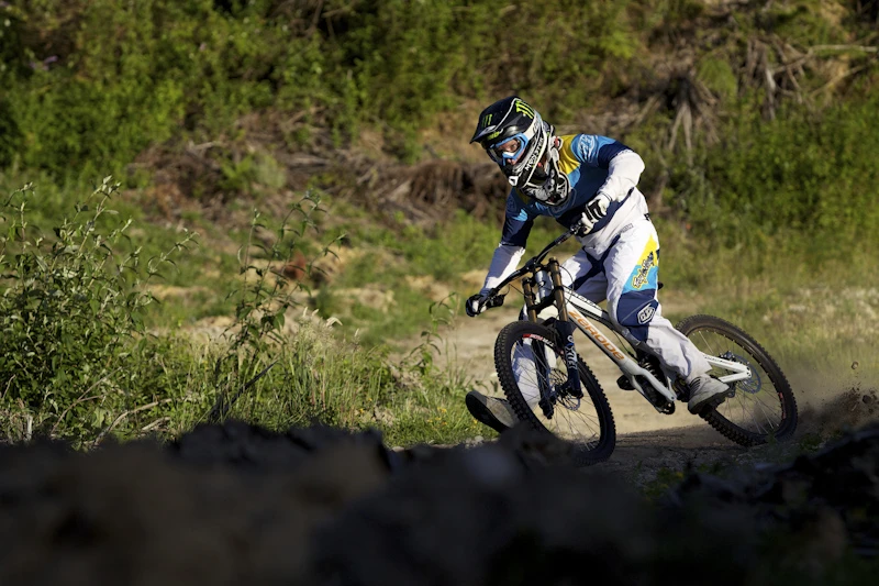 The Zerode G-1 mountain bike incorporates a mid-bike-mounted internal geared hub, which is said to allow it to perform better than a regular MTB in a variety of ways