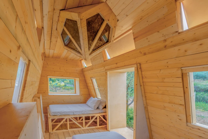 The Wonder Bee & Bee's interior is very small and simple, and contains no kitchen or bathroom