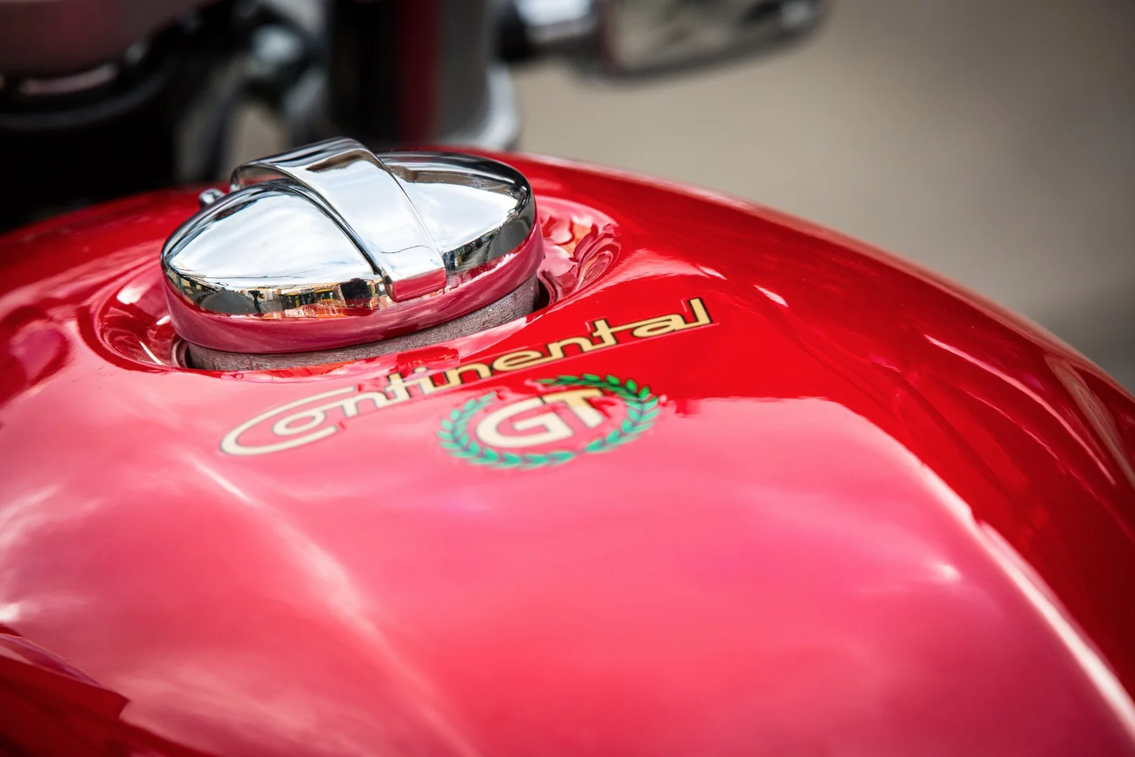 Royal Enfield's Continental GT: tank decal and fuel cap. (Photo: Loz Blain/Gizmag)